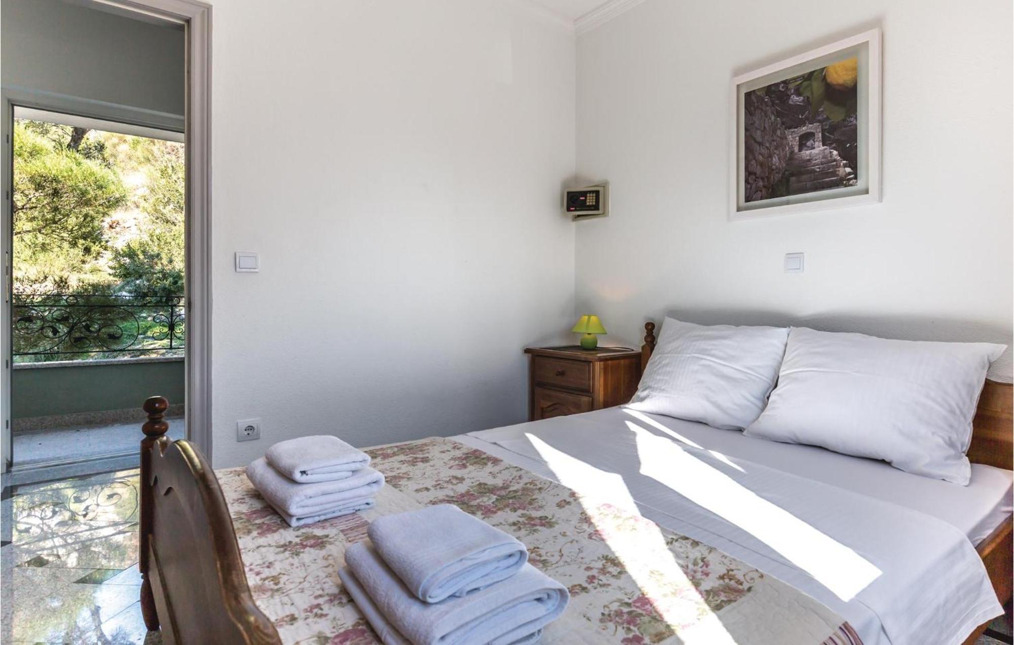 Amazing Apartment In Makarska With House Sea View Esterno foto