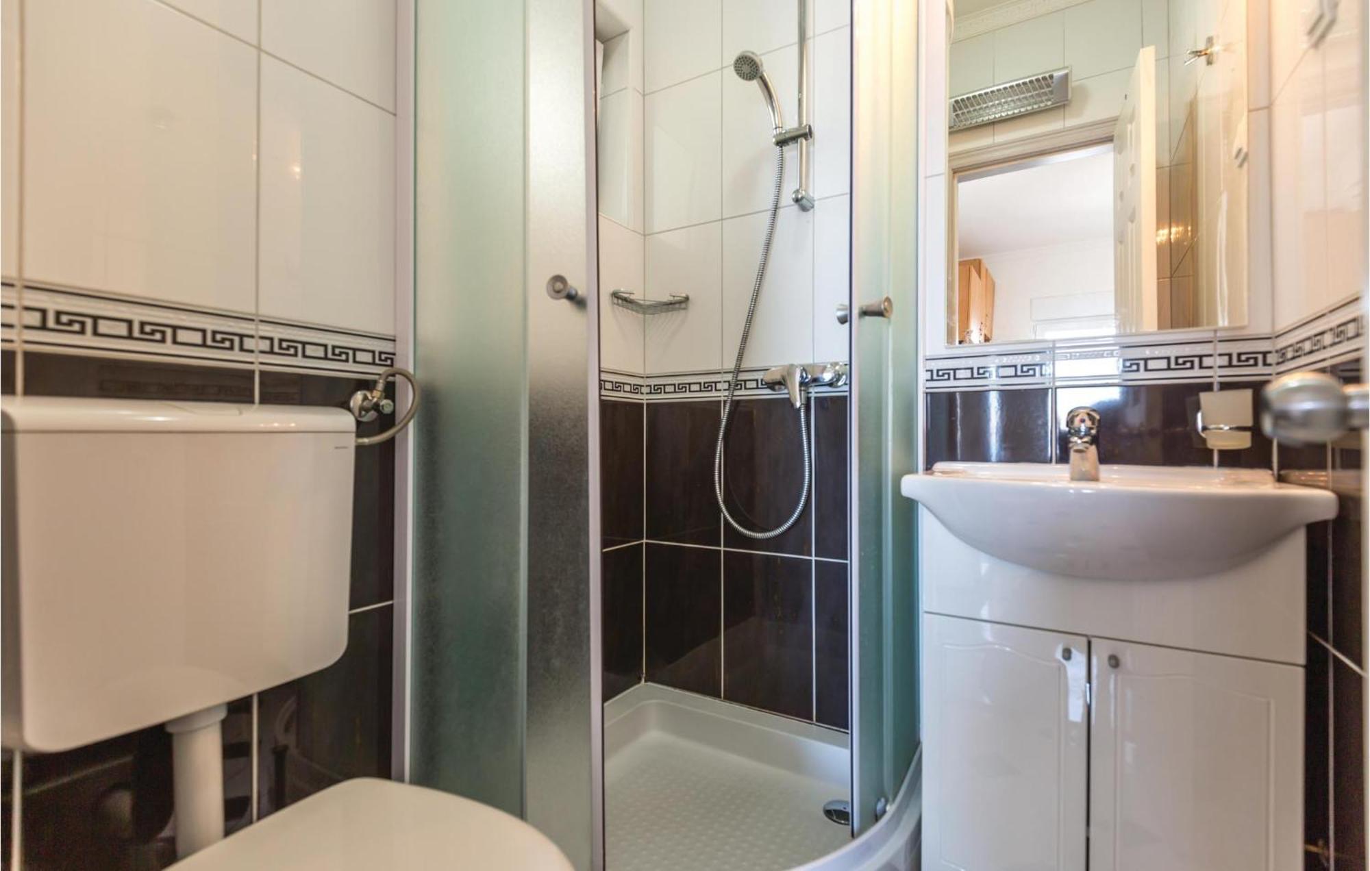 Amazing Apartment In Makarska With House Sea View Esterno foto