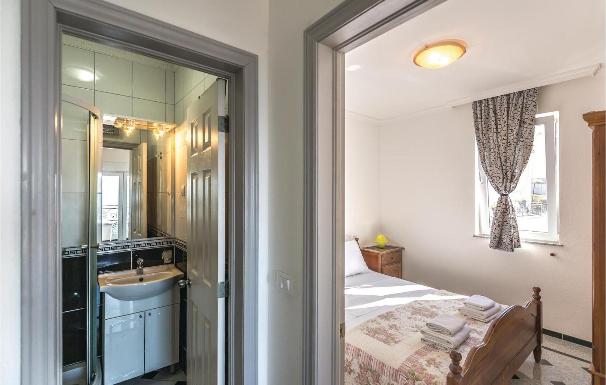 Amazing Apartment In Makarska With House Sea View Esterno foto