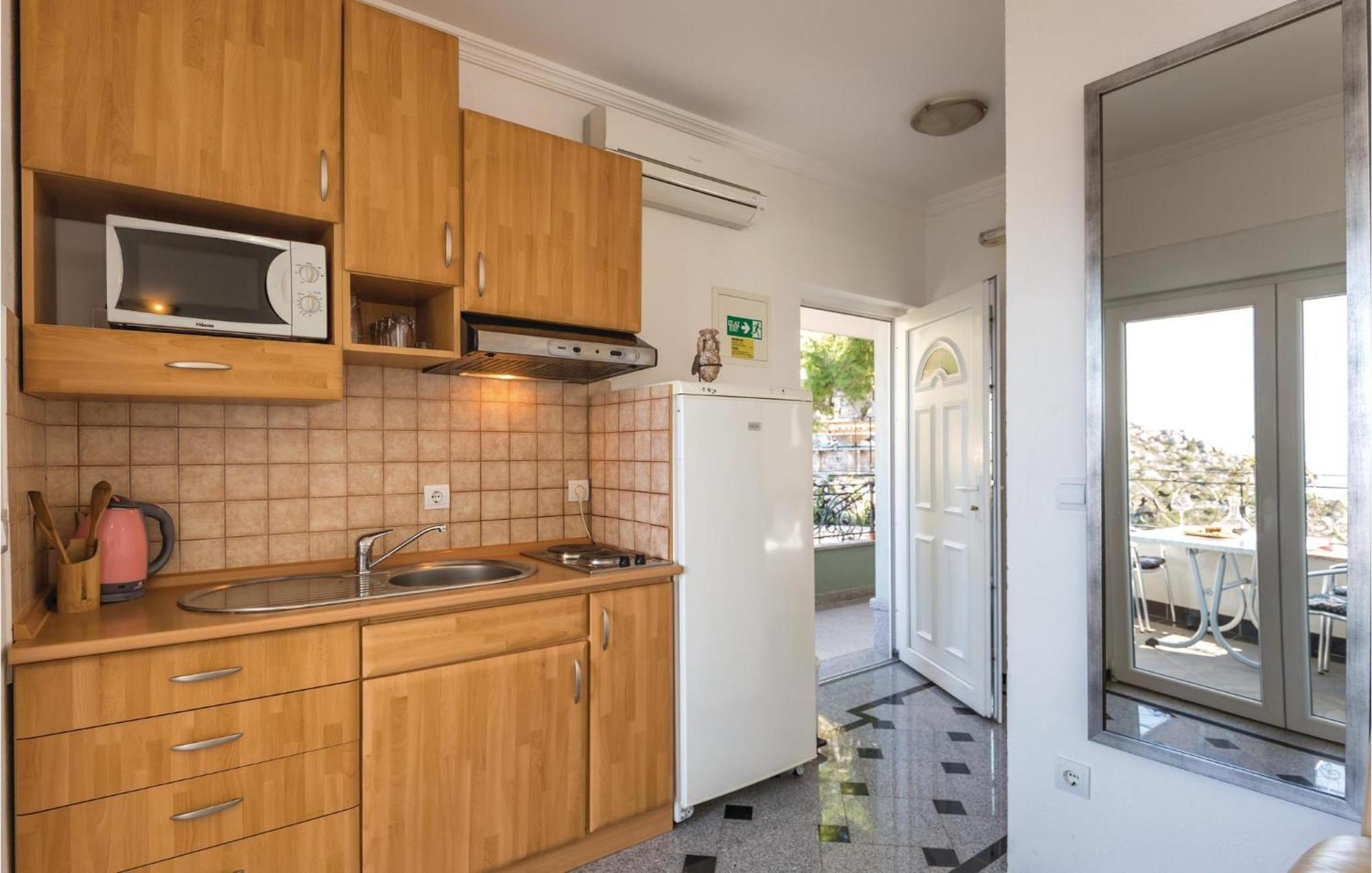 Amazing Apartment In Makarska With House Sea View Esterno foto