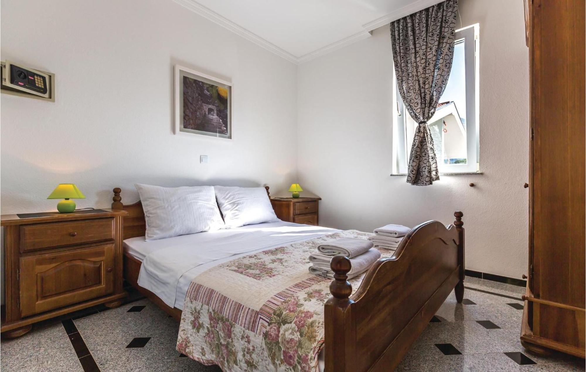 Amazing Apartment In Makarska With House Sea View Esterno foto
