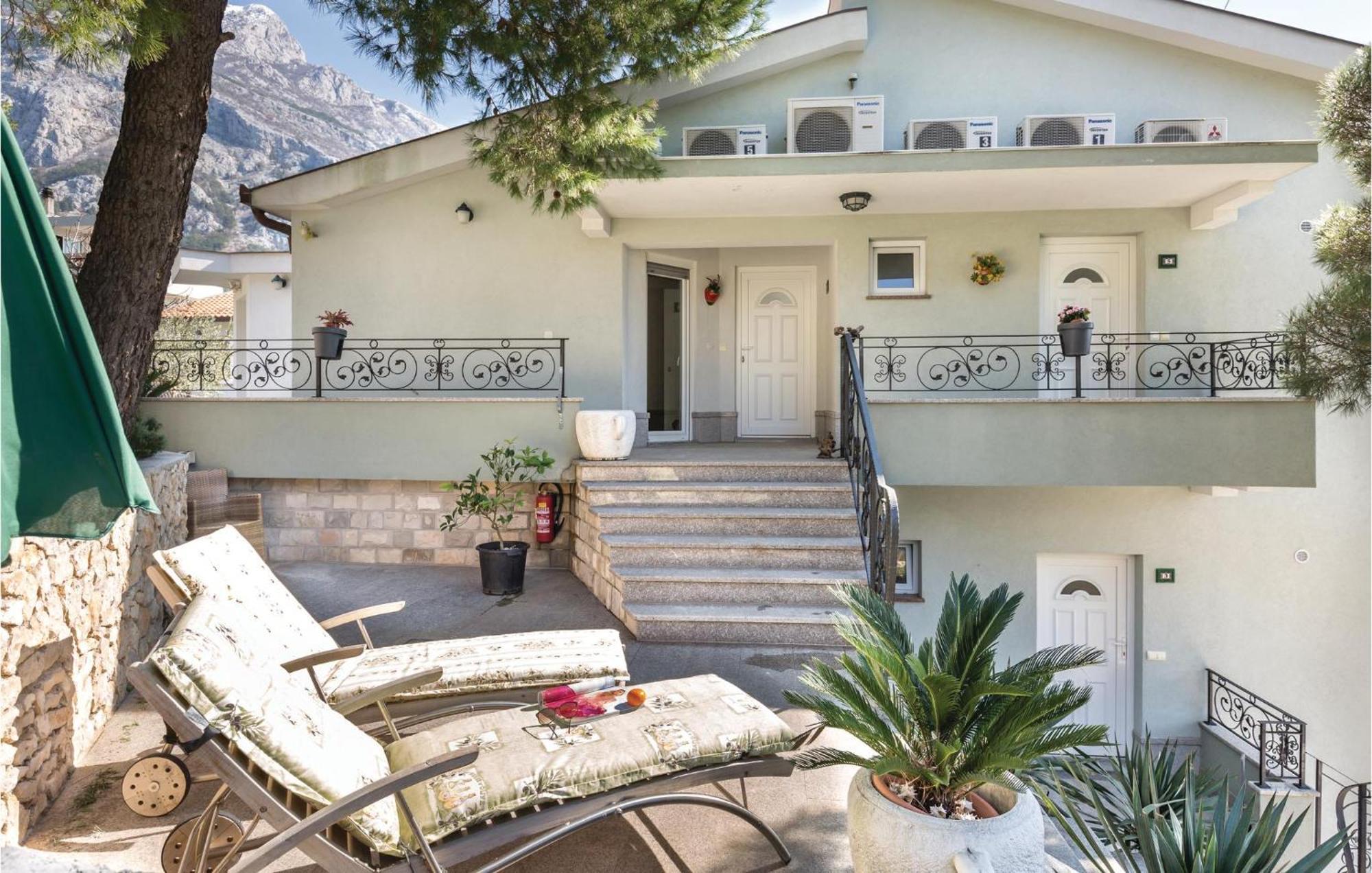 Amazing Apartment In Makarska With House Sea View Esterno foto